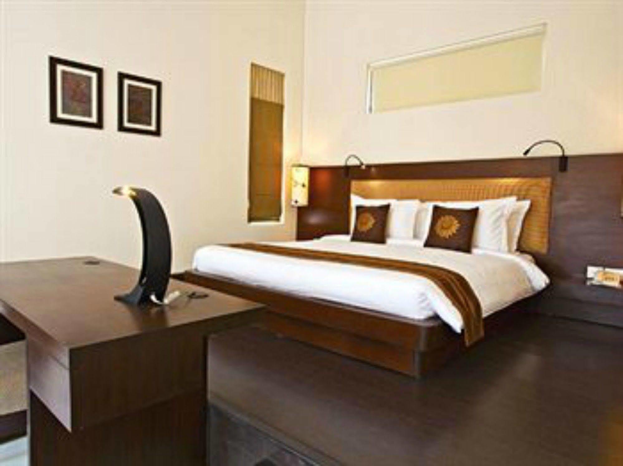 Lemon Tree Hotel, Tarudhan Valley, Manesar Gurgaon Eksteriør bilde